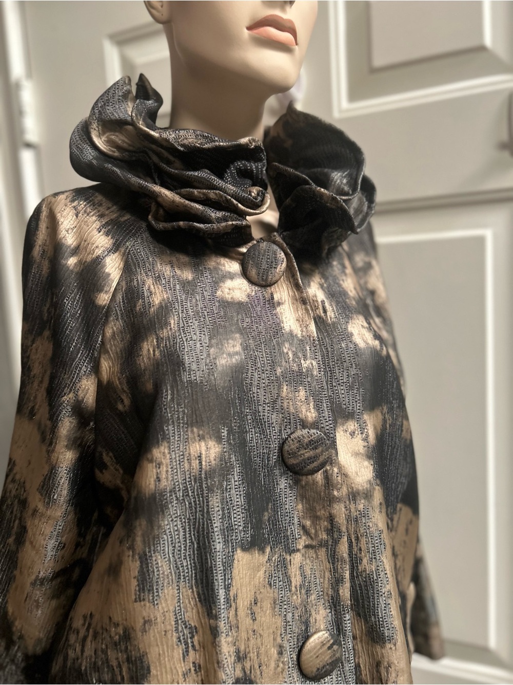 Vtg Flair Women's Crunched Ruffle Collar Black and Tan Button-Front Jacket
